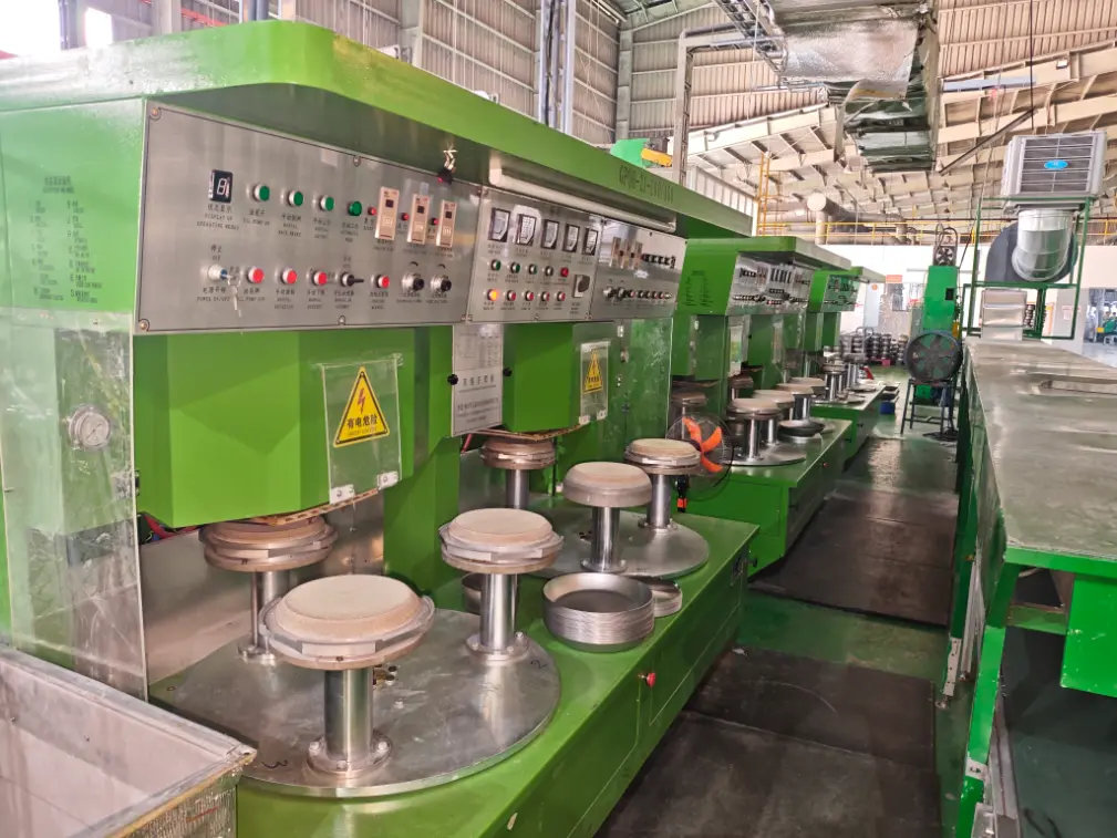 La machine de brasage des bases d'ustensiles de cuisine a été installée à l'étranger.